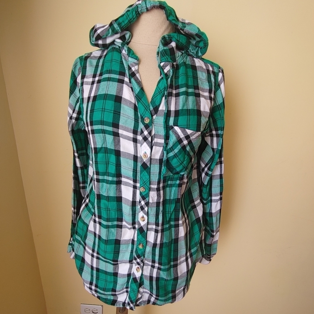 Like new Plaid Hooded long sleeve button shirt size M green, black, white